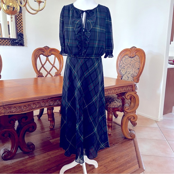 Ralph Lauren Plaid Crinkle Georgette Dress. Size 2 - Picture 7 of 9